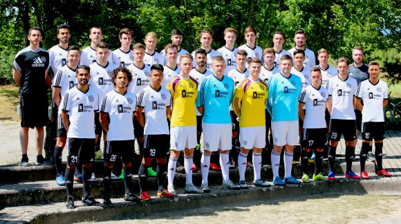 Der Bezirksligakader von Fontana Finthen in der Saison 2017/18, hinten v.l.: Spielauschuss Djamel Yahlali, Nabeel Mushtaq, Tom Kühner, Thorben Trabold, Ramtin Abdollazadesagha, Yannik Hochhaus, Patrick Hochhaus, Sebastian Kühn, Lorik Restelica, Deniz Arslan. Mitte v.l.: Nadim El Mourabit, Armin Meholi, Paul Basel, Tim Charissé, Bilal Iqbal, Felix Müller, Christopher Kraft, Erik Mauer, Jonas Schmitt, Trainer Macie Debinski. Vorne v.l.: Rahul Saini, Lucio Rosar, Duc Thai, Tobias Kron, Alexander Motz, Jan-Phillip Seel, David Ellward, Marc Herdt, Sebastian Krämer, Andreas Ludwig.
