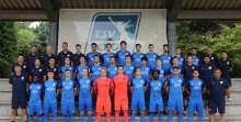 Der Regionalligakader des TSV Schott, hinten von links: Trainer Sascha Meeth, Teammanager Klaus Bauer, Sportlicher Leiter Frank Gerhardy, Ruben Zimmer, Serdal Günes, Janek Ripplinger, Manuel Schneider, Jonas Raltschitsch, Jan Just, Arif Güclü, Jann Bangert, Necmi Gür, Betreuer Dieter Senftleben, Physiotherapeut Hiroki Miyazaki. Mitte v.l.: Physiotherapeut Jürgen Griesinger, Kotrainer Jörg Wahlen, Kotrainer Bernd Bangel, Igor Heizmann, Joshua Iten, Konstantin Fring, Marco Senftleben, Constantin Leinhos, Masashi Sakai, Karsten Endlich, Silas Schwarz, Athletiktrainer David Heser, Betreuer Akif Isiktas. Vorne von l.: Torwarttrainer Erik Strubel, Omar Njie, Elion Xhaferi, Edis Sinanovic, Leon Kern, Nicklas Reichel, Igor Luketic, Nicklas Schlosser, Stephane Eba Eba, Khaled Abou Daya, Ilias Soultani, Schiedsrichterbetreuer Robert Watters