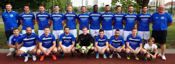 Der Kader der SG Eintracht Herrnsheim, hinten von links: Tobias Kaldschmidt, Jrab, Dominik Brust, Dennis Reidenbach, Jakob Keil, Bayram Kaplan, Jakob Nestmann, Mustafa Yilmaz, Alexander Becker, Can Genis, Kapitän Gerlando Lauricella, Trainer Franz Graber. Vorne v.l.: Bartolomeo D’Errico, Hasan Atacan, Philipp Werle, Nicola D’Errico, Maurice Hilz, Kevin Borlinghaus, Amin-Abed Hadj-Chaib, David Sackreuther, Maskottchen Samuel Holzemer. Es fehlen: Süleyman Kaplan, Lars Selbert, Daniel Salazar-Wagner, Berkant Basaran, Marvin Brand, Sebastian Desch, Peter Götzinger und Rachid Ramini.