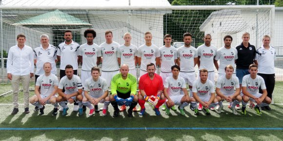 Der Kader des SV Gimbsheim, hinten von links: Geschäftsführer Nico Marquardt, Sportausschuss Thomas Naab, Kotrainer Haciömer Yildiz, Raphael de Lima, Kevin Siebert, Lars Heinevetter, Christian Ihrig, Adriano Fragomeli, Emre Yalamaz, Mauzinho Albino, Rico Renner, Trainer Marc Franken, Betreuer Ronny Schwindt. Vorne v.l.: Carsten Dzaack, Patrick Heinevetter, Christian Wolsiffer, Patrick Fuchs, Hans Humm, Hidayet Yildiz, Dennis Seyfert, Daniel Gawlik, Fabrizio Fragomeli.
