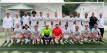 Der Kader des SV Gimbsheim, hinten von links: Geschäftsführer Nico Marquardt, Sportausschuss Thomas Naab, Kotrainer Haciömer Yildiz, Raphael de Lima, Kevin Siebert, Lars Heinevetter, Christian Ihrig, Adriano Fragomeli, Emre Yalamaz, Mauzinho Albino, Rico Renner, Trainer Marc Franken, Betreuer Ronny Schwindt. Vorne v.l.: Carsten Dzaack, Patrick Heinevetter, Christian Wolsiffer, Patrick Fuchs, Hans Humm, Hidayet Yildiz, Dennis Seyfert, Daniel Gawlik, Fabrizio Fragomeli.