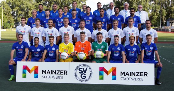 Der Kader des SV Gonsenheim, hinten von links: Trainer Babak Keyhanfar, Kotrainer Marco Jantz, Betreuerin Bettina Stritter, Torwarttrainer Frederik Drechsler, Betreuer Zeki Erarslan, Teammanager Marvin Bylsma, Vorsitzender Joachim Mayer, Vorstandsmitglied Horst Hensel, Stadionsprecher Hans- Walter Sans. Dritte Reihe v.l.: Maximilian Pflücke, Johannes Gansmann, Jannik Kern, Nico Siegert, Marc Beck, Belel Meslem, Balcan Sari, Stefano Pennella. Zweite Reihe v.l.: Dominik Ahlbach, Jonas Eichbladt, Lirion Aliu, Alexander Rimoldi, Jan Itjeshorst, Halil Ibrahim Yilmaz , Ruben Grundei, Lars Hermann, Maximilian Kimnach. Vorne v.l.: Nils Letz, Dennis Desousa Oelsner, Luigi Canizzo, Jan Schulz, Pascal Eder, Paul Simon, Damir Bektasevic, Yuki Nakagawa, Jost Mairose.