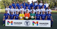 Der Kader des SV Gonsenheim, hinten von links: Trainer Babak Keyhanfar, Kotrainer Marco Jantz, Betreuerin Bettina Stritter, Torwarttrainer Frederik Drechsler, Betreuer Zeki Erarslan, Teammanager Marvin Bylsma, Vorsitzender Joachim Mayer, Vorstandsmitglied Horst Hensel, Stadionsprecher Hans- Walter Sans. Dritte Reihe v.l.: Maximilian Pflücke, Johannes Gansmann, Jannik Kern, Nico Siegert, Marc Beck, Belel Meslem, Balcan Sari, Stefano Pennella. Zweite Reihe v.l.: Dominik Ahlbach, Jonas Eichbladt, Lirion Aliu, Alexander Rimoldi, Jan Itjeshorst, Halil Ibrahim Yilmaz , Ruben Grundei, Lars Hermann, Maximilian Kimnach. Vorne v.l.: Nils Letz, Dennis Desousa Oelsner, Luigi Canizzo, Jan Schulz, Pascal Eder, Paul Simon, Damir Bektasevic, Yuki Nakagawa, Jost Mairose.