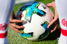 3x45 Minuten wird der Ball am Samstag im Spiel der 05er gegen Twente Enschede rollen. Und manchmal auch zur Ecke bereitliegen.