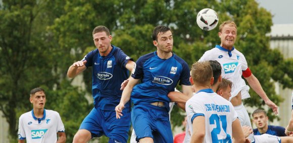 Constantin Leinhos (M.) gelang kurz nach dem Hoffenheimer Führungstreffer der Ausgleich...