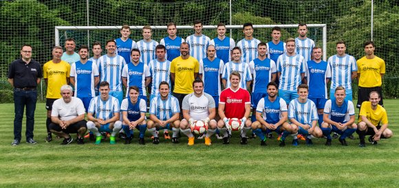 Die Mannschaft des TSV Gundheim, hinten von links: Frank Ostermayer (Vorstand), Anton Mahrwald, Lars Schmitt, Yannik Schwarz, Daniel Renz, Alexander Schröder, Evangelos Stauffer, Zhenxiao Yu, Nils Bäcker, Fabian Frey. Mitte v.l.: Stefan Hemer (Sponsor), Dieter Gutzler (Trainer), Benjamin Knobloch, Dennis Riha, Jens Blüm, Simon Gutzler, Christian Vogel (Trainer), Marco Dreesbach, Lukas Becker, Michael Gnesotto, Michael Döß, Daniel Höflich, Daniel Bäcker, Heiko Bunn (Spielertrainer). Vorne v.l.: Peter Unger (Ltg. Fußball), Sebastian Reimertz, Philipp Fischer-Radtke, Eric Schüttler, Sascha Biedenkapp, Henrik Perl, Tobias Gutzler, Felix Dörrschuck, Florian Karsch, Dominik Klaeger (Trainer).