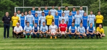 Die Mannschaft des TSV Gundheim, hinten von links: Frank Ostermayer (Vorstand), Anton Mahrwald, Lars Schmitt, Yannik Schwarz, Daniel Renz, Alexander Schröder, Evangelos Stauffer, Zhenxiao Yu, Nils Bäcker, Fabian Frey. Mitte v.l.: Stefan Hemer (Sponsor), Dieter Gutzler (Trainer), Benjamin Knobloch, Dennis Riha, Jens Blüm, Simon Gutzler, Christian Vogel (Trainer), Marco Dreesbach, Lukas Becker, Michael Gnesotto, Michael Döß, Daniel Höflich, Daniel Bäcker, Heiko Bunn (Spielertrainer). Vorne v.l.: Peter Unger (Ltg. Fußball), Sebastian Reimertz, Philipp Fischer-Radtke, Eric Schüttler, Sascha Biedenkapp, Henrik Perl, Tobias Gutzler, Felix Dörrschuck, Florian Karsch, Dominik Klaeger (Trainer).