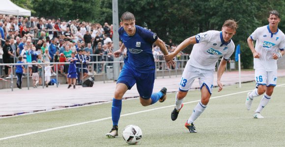 Außenverteidiger Jan Just (l.) bot im ersten Regionalligaspiel des TSV Schott eine starke Leistung auf der rechten Seite...