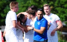 Erleichterung in der Nachspielzeit: Trainer Babak Keyhanfar freut sich mit seinen Spielern über das 2:0...