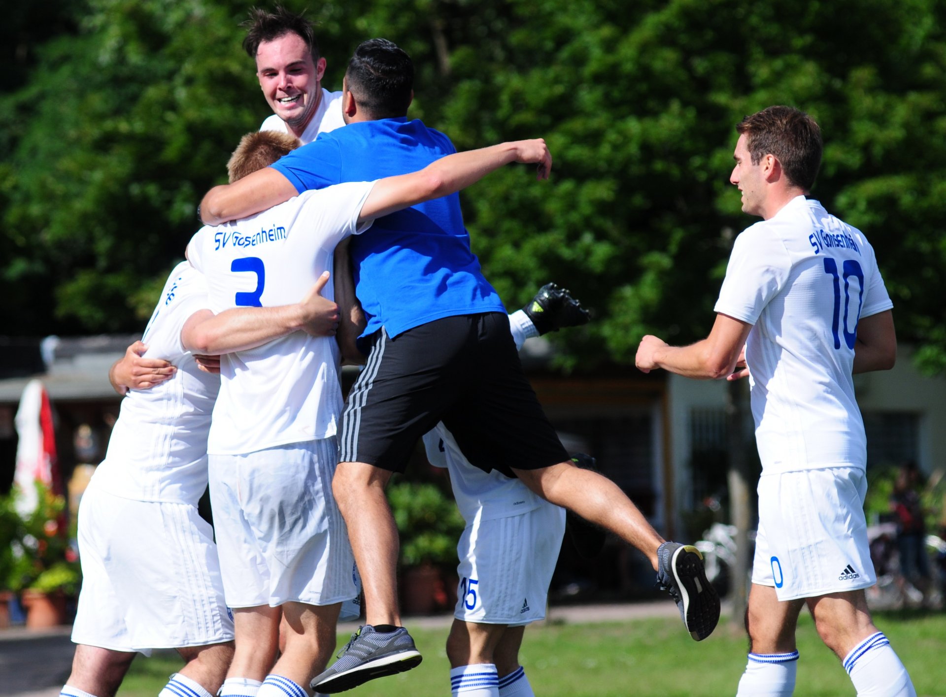 Sprint- und sprungstark: Trainer Babak Keyhanfar mischte sich mit Anlauf unter seine Spieler… 