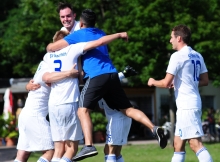 Sprint- und sprungstark: Trainer Babak Keyhanfar mischte sich mit Anlauf unter seine Spieler… 