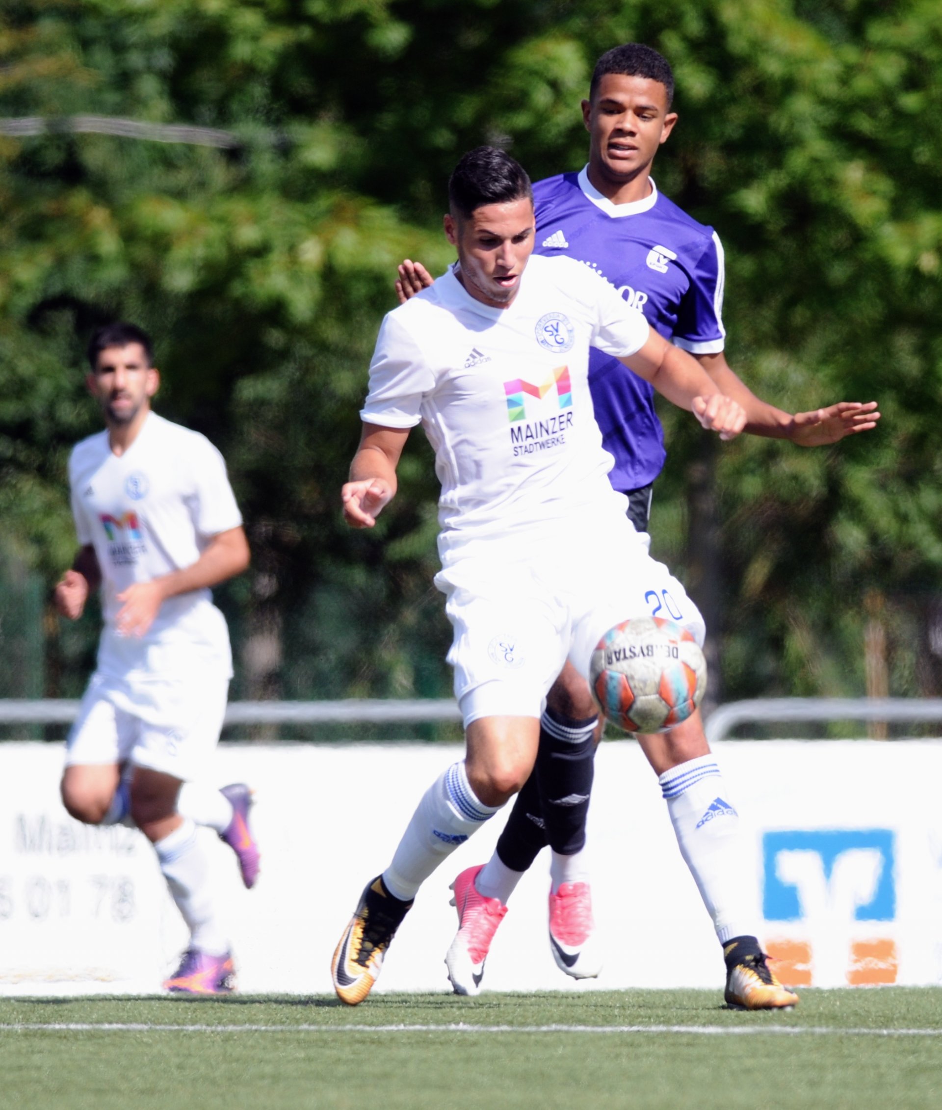 …nachdem Belel Meslem in der zweiten Minute der Nachspielzeit das entscheidende 2:0 im Spiel des SV Gonsenheim gegen den FSV Jägersburg erzielt hatte.