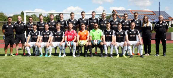 Der FSV Saulheim in der Saison 2017/18, hinten von links: Präsident Mirko Pleic, Trainer Jockel Weinz, Sportlicher Leiter Florian Vogelsang, Leo Hasselwander, Simon Schmitt, Dennis Dziewior, Malte Schmidt, Janis Neumann, Christian Kröhl, Jan Mück, Pascal Neubauer, Jonas Kleinschmitt, Denis Scharffe, Physiotherapeutin Laura Wild, Betreuer Rudi Schmitt. Vorne v.l.: Dominik Klein, Sascha Winsi, Cedric Schmidt, Simon Müller, Frederik Gruschwitz, Murat Acar, Jan Dietz, Marc Burghardt, Patrick Hollerbach.