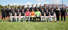 Der FSV Saulheim in der Saison 2017/18, hinten von links: Präsident Mirko Pleic, Trainer Jockel Weinz, Sportlicher Leiter Florian Vogelsang, Leo Hasselwander, Simon Schmitt, Dennis Dziewior, Malte Schmidt, Janis Neumann, Christian Kröhl, Jan Mück, Pascal Neubauer, Jonas Kleinschmitt, Denis Scharffe, Physiotherapeutin Laura Wild, Betreuer Rudi Schmitt. Vorne v.l.: Dominik Klein, Sascha Winsi, Cedric Schmidt, Simon Müller, Frederik Gruschwitz, Murat Acar, Jan Dietz, Marc Burghardt, Patrick Hollerbach.