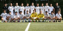 Der Kader des FC Basara Mainz, hinten v.l.: Kotrainer Takashi Yamashita, Alperen Genc, Betim Bobaj, Michael Mader, Stephan Bröker, Arash Eini, Kevin Miller, Gökhan Demirci, Alexander Reinsbach, Ouissam Azzakriti, Trainer Matthias Güldener. Vorne v.l.: Toshinori Yamaoto, Yuya Okuda, Ryota Ishii, Renya Miura, Fabio Di Dio Parlapoco, Jascha Eimann, Jan Voggeneder, Mizuho Takahashi, Takuya Hidaka, Philip Blaszczak.