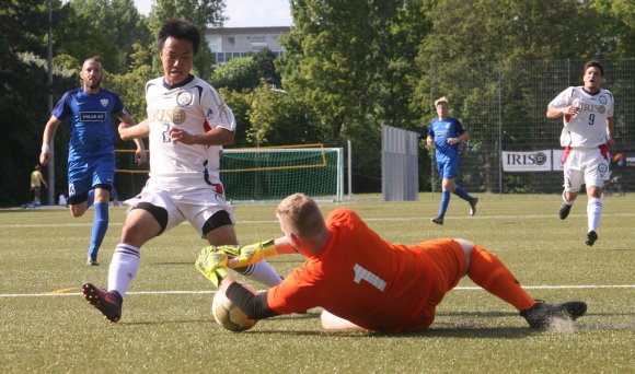 In der ersten Halbzeit zeigte der FC Basara viel Mut zum Spiel nach vorne und war häufig im Strafraum der Mombacher zu sehen. Die großen Torszenen blieben aber aus, rettend eingreifen wie hier gegen Ryota Ishii musste Torwart Tobias Schneider nur ganz selten.
