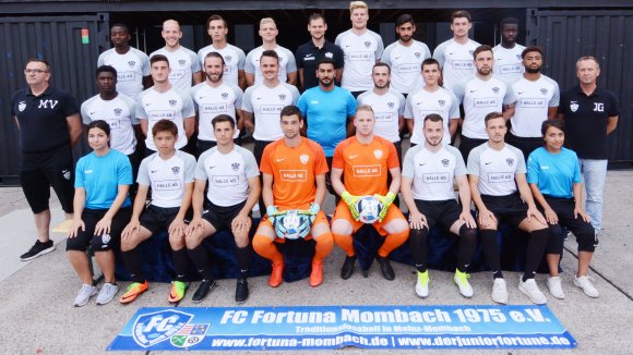Der Kader von Landesligist Fortuna Mombach, oben v.l.: Nelson Kudikula, Jonathan Trost, Nick Debus, Kevin Frey (Kotrainer), Oliver Schmitt (Trainer), Felix Zaucker (Kotrainer), Sergen Yesilyurt, Philipp Quint, Cedric Siewe Nana. Mitte v.l.: Mirco Vorih (Teammanager), Samuel Omokaro, Taylan Sentürk, Marcus Nungesser, Marco Streker, Murat Acar (Torwarttrainer), Michael Schmuck, Lennard Broll, Pascal Janke, Joseph Meier, Johann Grabowski (Sportlicher Leiter). Vorne v.l.: Nati (Physiotherapeutin), Takeru Hiyami, Dominik Szulc, Andreas Rudolph, Tobias Schneider, Pascal Kalbfuß, Egzon Sula, Dani (Physiotherapeutin).