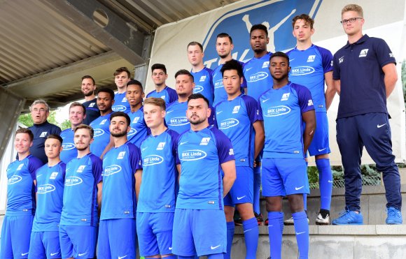 Der Kader des TSV Schott Mainz II, hinten v.l.: Stefan Göttsching (Kotrainer), Felix Christian Hoppe, Andre Lucas Graca, Patrick Becker, Andreas Göttsching, Andrey Ribeiro, Mel Möller, Marcel Scheen (Trainer). Mitte v.l.: Werner Diedrich (Betreuer), Tobias Büngen, Calvin Williams, Angel Ramiro Graces Tesada, Marcel Geiß, Riki Tsuchiya, Kluivert Mbeko Mokobe. Vorne v.l.: Pascal Schramm, Tim Bonert, Altay Kilic, Garzei Mohammad, Nils Torben Trittermann, Armend Mustafa. Es fehlen: Manuel Glasner, Kevin Langlitz, Said Togro, Ruben Zimmer, Famoro Kourouma, Yusuf Gomez, Tom Bäsch.