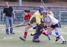 Mit einer dicken Bandage schützte Saskia Benter (r.) zuletzt ihr lädiertes Knie. Die dreiwöchige Spielpause nutzte sie nun für eine Operation und fällt damit vorerst aus.