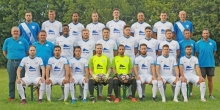 Der Kader des SV Italclub Mainz, hinten v. l.: Thomas Eberhardt (Trainer), Janic Diether, Mohamed Morchid, Pascal Hertlein, Christian Korn, Vladimir Borovskij, Andrea Camillieri, Zoran Talic (Kotrainer). Mitte v. l.: Felice Iovino (2. Vors.), Giuseppe Tafuro (Vorstand), Davin Dzaka, Krystian Borowski, Karim El Gourari, Brian Huth, Gökhan Akinci, Jens Eberhardt, Giovanni Cianciotti (Sportlicher Leiter), Angelo Brogno (Vorstand). Vorne v. l.: Andreas Steinhauer, Sargon Odisho, Crystian Padulo, Christian Schweizer, Emilio Greco, Mete Alp Akcay, Thomas Strohmeier, Samir Ouachchen. Es fehlt: Elena Tal (1. Vors.).