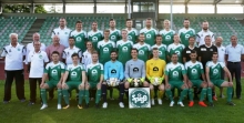 Der Kader der SpVgg Ingelheim. Hinten v.l.: Carsten Jost (Torwarttrainer), Lukas Pieper, Freddy Samtleben, Tobias Günthert, Thomas Malchus, Thorsten Heinen, Tim Schweikhard, Norman Riediger, Alexander Romanowski (Präsidiumsmitglied und Stadionsprecher). Mittlere Reihe v.l: Friedhelm Jost (Torwarttrainer), Wilfried Haas (Vizepräsident), Wolfgang Bärnwick (Präsident), Patrick Rudolf (Sportliche Leitung), Laura Wild (Betreuerin), Lars Kaden, Marius Haber, Christopher Becker, Nicolaj Simon, Florian Maaß, Benno Graci (Kotrainer), Bert Balte (Cheftrainer), Walter Dannenberg (Teammanager), Michael Schuhmacher (Sportliche Leitung).  Vordere Reihe v. l.: Gerhard Riediger (Zeugwart), Adrian Lieber, Norman Strebel, Lars Donart, André Maurer, Ruben Ragg, Victor Lukasic, Valerian-Zahira Girla, Daniel Reiter, Mario Rignanese. Es fehlen: Alex Haas, Henok Blume, Nils Mayer, Marcel Hohnstein, Emirhan Danismaz, Aaron Brendle, Jan Schießer.