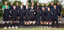 Der Kader der TSG Hechtsheim, hinten v.l.: Physio Andreas Gläser, Kotrainer Alessandro Oriana, Trainer Alfonso Sepe, Amin Ouachchen, Pasqualino Reale, Ali Sengül, Karim Hadri, Nassim Jaatit, Soufian Lagrini, Anasse Jaatit, Abdelhafid Darrah. Vordere Reihe v.l.: Björn Müller, Domenic Zaccardi, Haris Beslic, Ricardo Schumann, Safi Albakri, Dennis Gyamfi-Kumaning, Luca Serratore, Tugay Genc, Felix Schuler.  Es fehlen: Florian Weissgerber, Diego Uhlig, Andrea Carista, Edin Beslic, Ferhat Erdogan, Stefan Talveski, Mathias Bochenek.