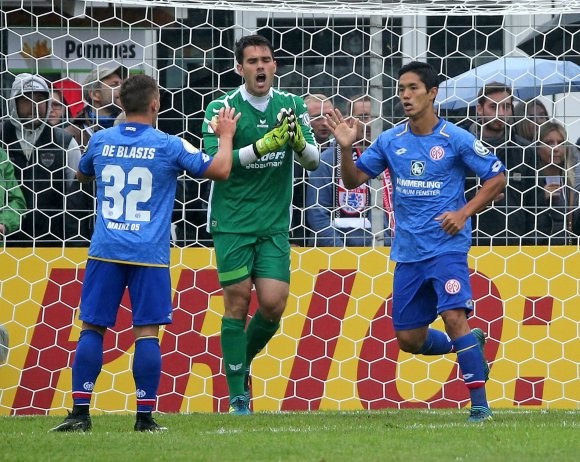 Ole Springer leistete den Mainzern (hier: Pablo De Blasis und Yoshinori Muto) erbitterten Widerstand. Den 3:1-Sieg der 05er konnte der Lüneburger Torwart nicht verhindern. 