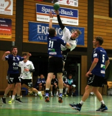 Kevin Knieps als Rückraumschütze, das war im Spiel der Sportfreunde I gegen die Sportfreunde II der ungewohnte Anblick, bedingt durch den frühen Ausfall von Manuel Blezinger.