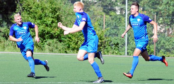 Am Ende war das 1:1 kein befriedigendes Ergebnis. Doch in dem Moment, in dem Felix Zaucker (M.) den Ausgleich erzielt hatte, war dies auch für Kevin Frey (l.) und Marco Streker (r.) wie eine Erlösung.