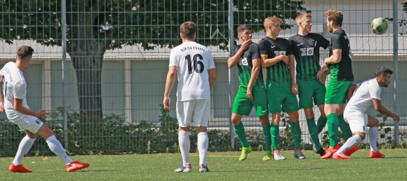 Durch diesen Freistoßschlenzer von Yasin Koc (l.) um die Marienborner Mauer herum und über den sich wegduckenden Dana Kader (r.) hinweg drehten die Gäste in der 37. Minute das Spiel.
