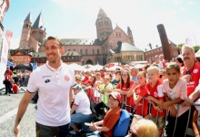 Auch René Adler, der prominenteste Neuzugang der 05er genoss die Atmosphäre auf dem Domplatz.