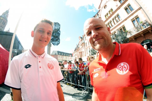 ...und Kapitän Niko Bungert mit Sportvorstand Rouven Schröder.