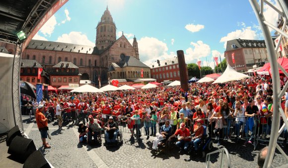 Blick von der Bühne: Rund 5000 Fans feierten im Schatten des Doms.