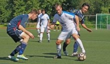 Pascal Hertlein (M.), beim Italclub als Zehner aufgeboten, schirmt den Ball gegen Toshinori Yamamoto (r.) ab und wird ihn sich auch von Alexander Reinsbach (l.) nicht abluchsen lassen.