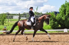 Lokalmatador Simone Becker verteidigte erneut ihren Titel beim Dressurwettbewerb des Ebersheimer Turniers.