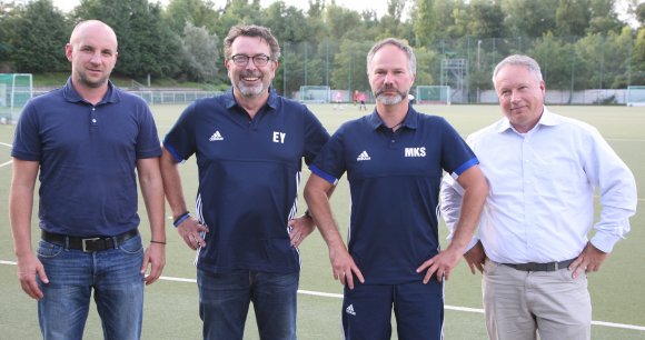 Hoch zufrieden mit der gefundenen Lösung für die Trainerfrage sind der Manager des TSV Schott, Till Pleuger (l.), und Abteilungsleiter Dirk Houben (r.). Die Regionalliagteams erhalten mit dem bisherigen Frauencoach Martin Knußmann-Siemon (2.v.r.) und Ersin Yurtöven neue Trainer.
