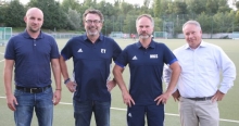 Hoch zufrieden mit der gefundenen Lösung für die Trainerfrage sind der Manager des TSV Schott, Till Pleuger (l.), und Abteilungsleiter Dirk Houben (r.). Die Regionalliagteams erhalten mit dem bisherigen Frauencoach Martin Knußmann-Siemon (2.v.r.) und Ersin Yurtöven neue Trainer.