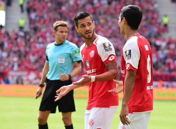 Wie war das jetzt möglich? Danny Latza (hier mit Yoshinori Muto) nannte drei Gründe für die Mainzer Niederlage.
