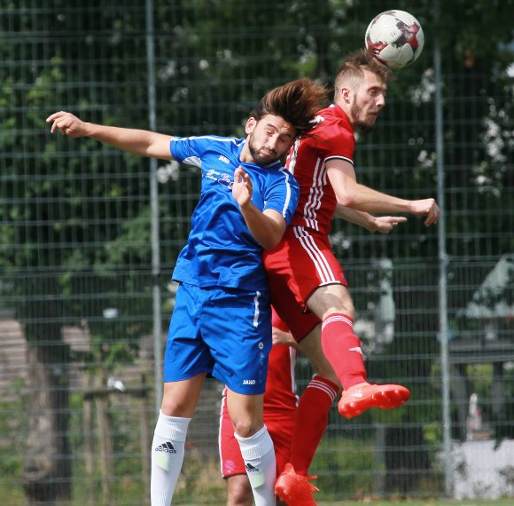 Rassige Zweikampfszenen, wie sie hier SKC-Neuzugang Josip Hrkovac (r.) für sich entscheidet, waren eher die Ausnahme beim Aufeinandertreffen zwischen dem SKC Barbaros und Aufsteiger TSV Ebersheim.