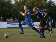 Hier geht es andersrum: TSV-Kapitän Marc Koslowski (l.) flieht nicht etwa vor VfB-Sechser Alan Ates in Richtung eigenes Tor, er läuft vielmehr den Bodenheimer Sechser ab.