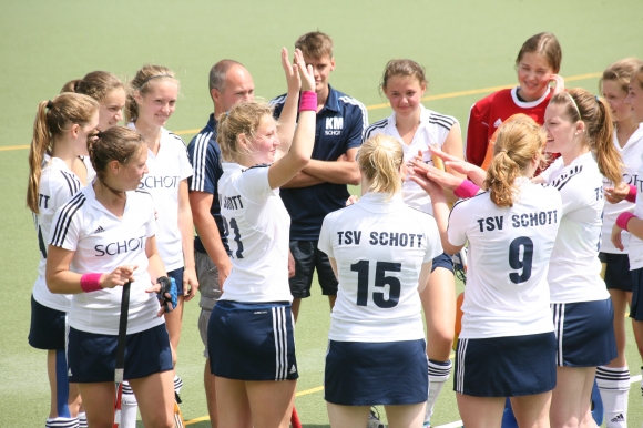 Viel mehr als kurz Abklatschen war nicht nach dem Schlusspfiff der Meisterpartie gegen den TV Alzey.