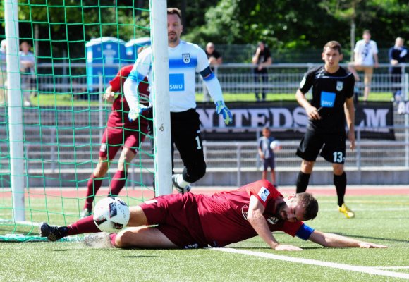 So, wie Marco Senftleben in dieser Szene am Tor, schlitterte der TSV Schott gegen die SV Elversberg gegen den SSV Ulm knapp am ersten Regionalligsasieg vorbei. Die nächste Chance bietet sich am Sonntag gegenm die SV Elversberg.