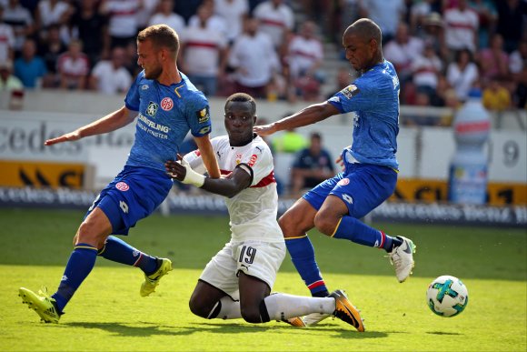 Diesen Konter von Chadrac Akolo stoppten Daniel Brosinski (l.) und Abdou Diallo gemeinsam. Am Ende standen die Mainzer dennoch mit leeren Händen da.