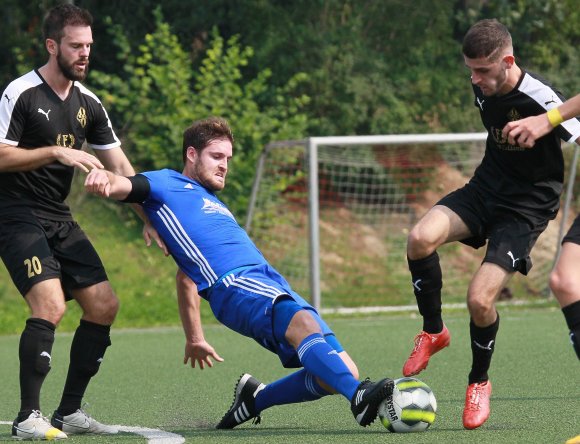 Kapitän Felix Rentschler (Mitte) holt sich energisch den Ball. Die TSG Bretzenheim zeigte gegen den BSC Oppaus durchweg viel Einsatz, aber erst nach dem Seitenwechsel wurde es konstruktiver Fußball.