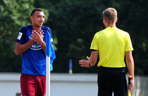 Nenad Simic war fassungslos: Wegen einer Lappalie musste er vom Feld...