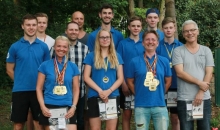 Die Gruppe der Medaillengewinner des Jahres aus den Reihen des MGC Mainz ist auch 2017 wieder lang. Nicht einmal komplett, füllen die Erfolgreichen auch so das Bild (v.l.): Lukas Neumann, Kilian Horn, Alice Kobisch, Marcel Noack, Miroslav Stoparic, Selina Krauss, Manuel Szablikowski, Silvio Krauss, Roman Kobisch, Steven Weiß, Ole Biegler und Bernd Szablikowski. Es fehlen: Stefanie Blendermann,  Lars Greiffendorf, Sebastian Piekorz, Retro Sommer, Markus Janßen und Patrick Beringhausen.