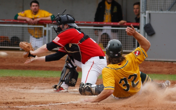 Ein knappes Play bei einem knappen Sieg: Andrew Jones ist vor dem Ball an der Homeplate. Die A’s erwarten gegen Mannheim ähnlich enge Spiele und hoffen auf ähnlich erfreuliche Resultate.