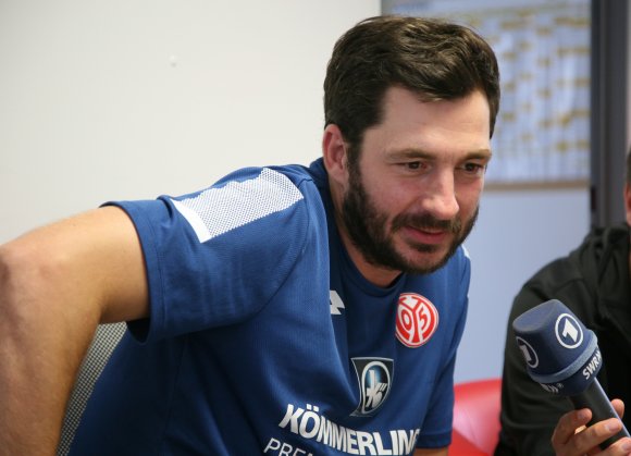 Die Auftaktniederlagen nerven zwar, aber ab Dienstag pflegt Sandro Schwarz stets nur noch vorauszublicken. Seinem Kader vertraut er weiterhin voll und ganz, und sieht dies durch die Leistungen in den ersten beiden Partien in seiner Einschätzung auch durchaus bestätigt.