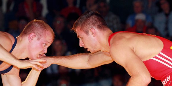 88-Neuzugang Niklas Dorn (r.) leitete seinen Sieg gegen Manuel Wolfer mit einem überraschenden Armzug ein.