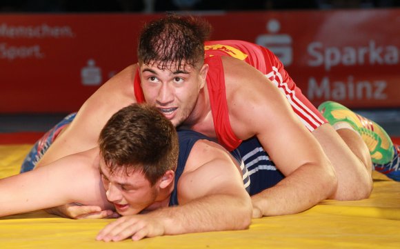 Schönes Gefühl, vor eigenem Publikum erstmals einen Bundesligakampf zu gewinnen. Ercihan Albayrak (oben) kennt es jetzt.